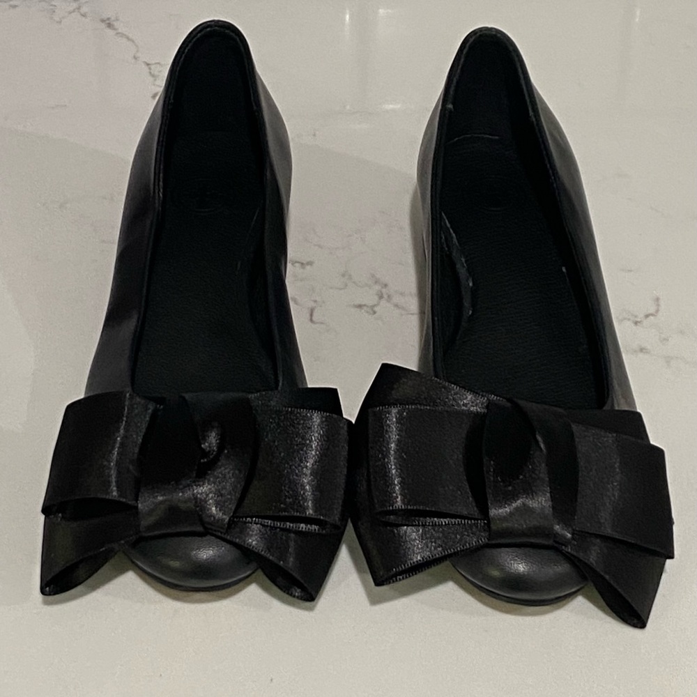 Charleston Shoe Co. Charlotte Black Satin Bow Leather Flats Size 6 New - Picture 2 of 14